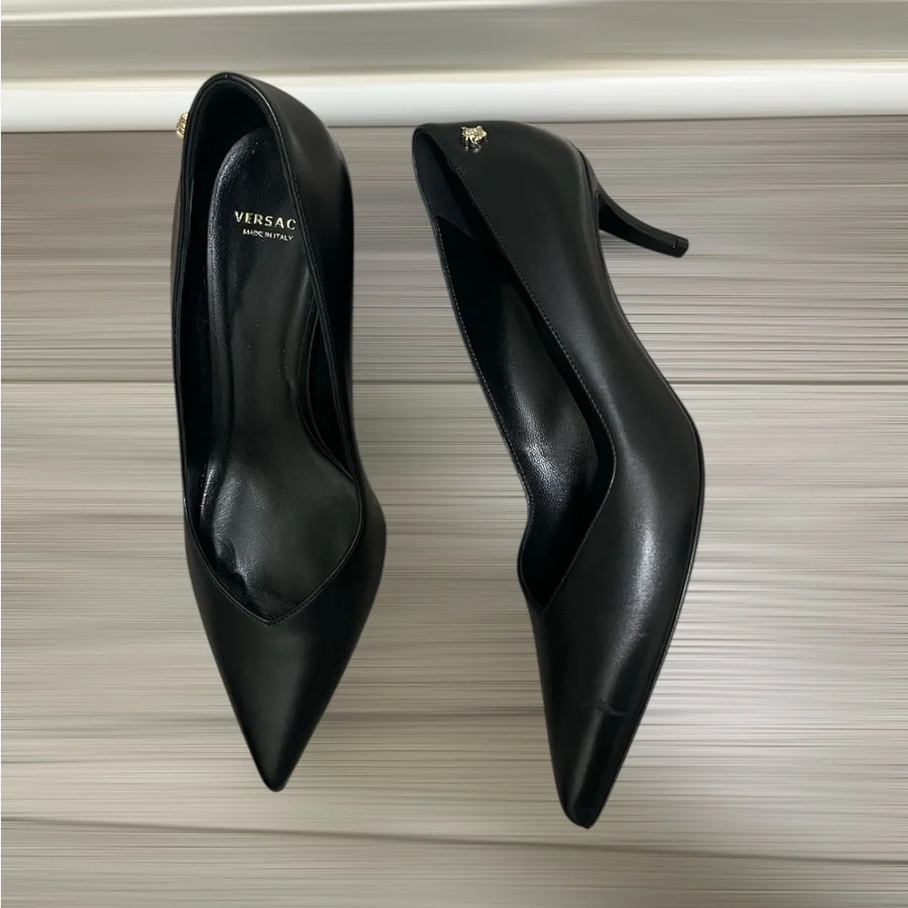 Versace Medusa Insignia Leather Pumps Heels Women's Size‎ 36 1/2